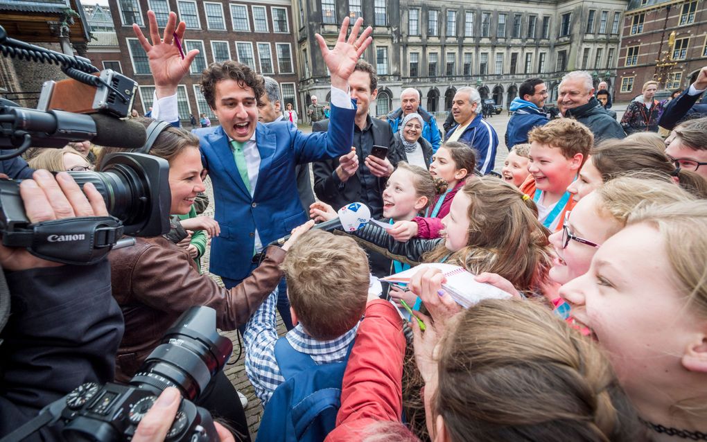 Jesse Klaver verlaat het gebouw van de Tweede Kamer na een gesprek met informateur Edith Schippers en de onderhandelaars van VVD, CDA, D66 en GroenLinks. Op het Binnenhof wordt hij achtervolgt door enkele schoolkinderen. ANP LEX VAN LIESHOUT