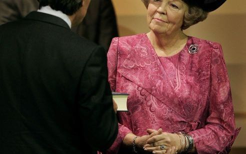 Koningin Beatrix ontvangt het eerste exemplaar van de Nieuwe Bijbelvertaling (NBV) in De Doelen in Rotterdam.