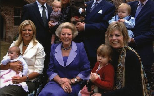 Koningin Beatrix ging vorig jaar ter gelegenheid van haar 25-jarig regeringsjubileum op de binnenplaats van het Apeldoornse kasteeltje Het Oude Loo op de foto met haar familie. De foto siert de omslag van het informatieve boekje ”Het koningshuis in een no