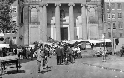 Archieffoto uit 1947 toont het exterieur van de Mozes en Aäronkerk op het Waterlooplein. Foto ANP