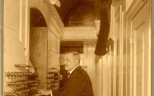 Jan Zwart in de jaren dertig aan de klavieren van zijn orgel in de hersteld evangelisch-lutherse kerk aan de Kloveniersburgwal in Amsterdam. Foto’s collectie Frits Zwart, Den Haag