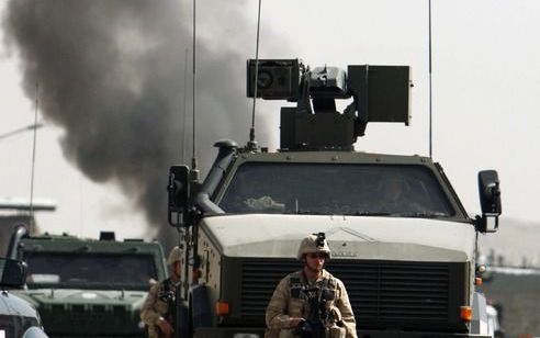 „Praat met Afghaanse burgers, luister naar hen, bevraag hen”, is wat generaal Stanley McChrystal de ISAF-mannen en vrouwen voorhoudt. Op de foto een ISAF-militair. Foto EPA