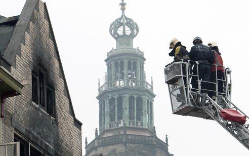 De brandweer is bezig met reddingswerkzaamheden. Foto ANP