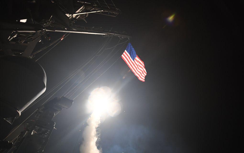 Het Amerikaanse leger heeft in de nacht van donderdag op vrijdag een aanval met meer dan vijftig Tomahawk-raketten uitgevoerd op een Syrische luchtmachtbasis. beeld EPA