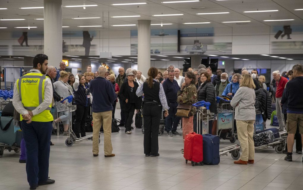 Nederlandse passagiers van het cruiseschip de Westerdam op Schiphol. beeld ANP