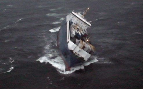 STOCKHOLM - Na een zware storm is het vrachtschip Finnbirch gezonken. Twee mensen zijn daarbij om het leven gekomen. Foto EPA