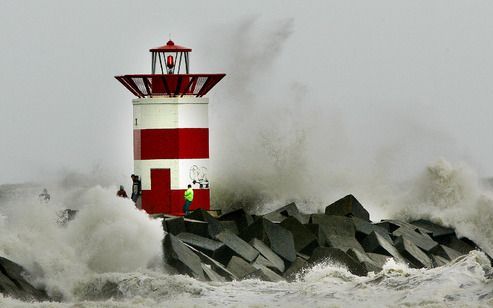 SCHEVENINGEN - Storm op het strand van Scheveningen, in juni van dit jaar. Foto ANP