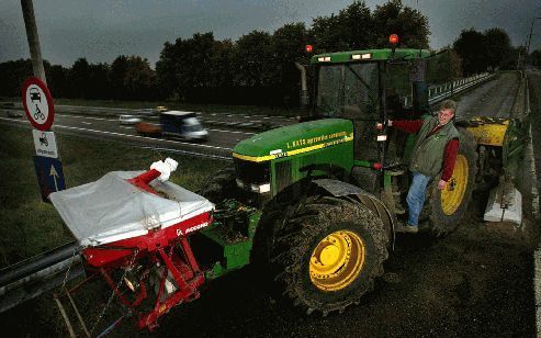 NUMANSDORP - Over drie jaar mogen boeren met hun trekker de autosnelweg op. Loonwerker Leen Kats, met zijn landbouwvoertuig op een viaduct over de A29, vindt dat „de veiligheid op de snelweg op het spel staat. Als je nu achter op een auto rijdt die 90 kil