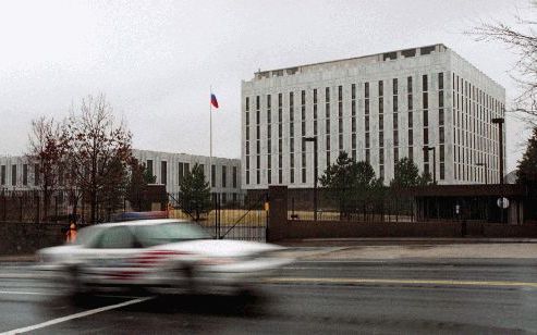 WASHINGTON - Een politieauto passeert de Russische ambassade in Washington. Het voornemen van de Amerikanen om een tunnel onder het gebouw te graven, kreeg de KGB dankzij Robert Hanssen op een presenteerblaadje aangereikt. De dubbelspion werd in het Foxst