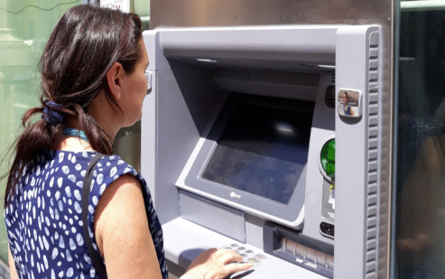 Nieuwe bankpassen kunnen in meer winkels in het buitenland worden gebruikt. Pinnen bij een automaat, zoals hier in Rome, zal dus minder vaak nodig zijn. beeld RD, Ewout Kieckens