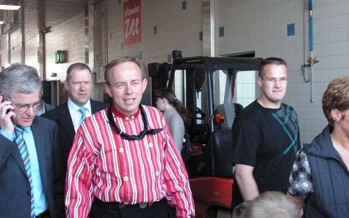 URK - Bij de start van een serie verkiezingsbijeenkomsten stak SGP-leider Van der Staaij zich in de Urker klederdracht. Foto Jacob Hoefnagel