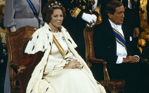 AMSTERDAM â€“ Koningin Beatrix twijfelde of ze bij haar inhuldiging in 1980 de hermelijnen mantel zou dragen. Oud premier Van Agt overtuigde haar ervan dat ze niet in een mantelpakje kon verschijnen, onthult hij in een nieuw boek van royaltyjournalist Fre