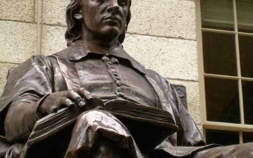 Voor de university hall van Harvard University, gebouwd in ”federal” stijl, staat het standbeeld van een zittende man met het onderschrift ”John Harvard, Founder, 1638”. Al was John Harvard officieel niet de oprichter, hij was wel de drijvende kracht acht