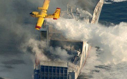 Bergingsexpert van Smit zijn donderdag aan boord gegaan van het Turkse vrachtschip. Foto EPA