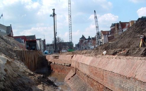 GRONINGEN – Bij archeologische opgravingen in Groningen zijn gisteren de restanten van een historische kademuur gevonden. Het stukje muur dateert uit de zeventiende eeuw. Foto ANP