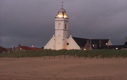 KATWIJK - Achttien jaar na zijn overlijden verschijnt het Bijbelcommentaar op de Openbaringen van Katwijker G. Vooys. Op de foto de Oude Kerk in Katwijk. Foto RD