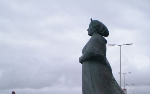 SCHEVENINGEN - Onderzoeker Bert van der Toorn bij het monument het Scheveningse vissersvrouwtje. Foto RD