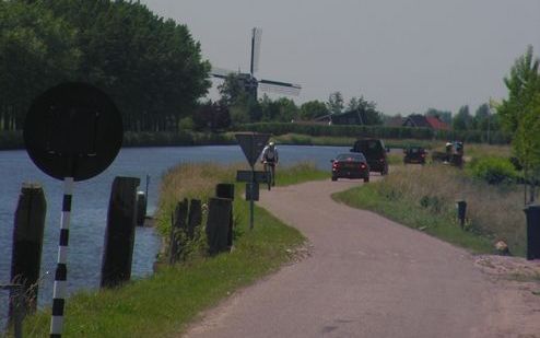 ZEDERIK – Het college van Zederik is het sluipverkeer door haar kernen beu. Op de foto een aantal automobilisten die via een sluiproute sneller op hun bestemming willen komen. Foto Vincent Teeuwen