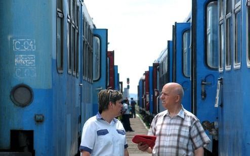 Passagiers op het station van Targu Mures, 250 kilometer ten noordwesten van Boekarest. Foto EPA