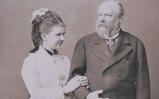 Een officiële trouwfoto van koningin Emma en koning Willem III is er niet. Kort na de trouwdag werd wel een foto van het echtpaar gemaakt. &#61559;Foto’s RD