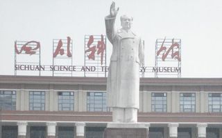 CHENGDU – Net als in veel andere Chinese steden staat het standbeeld van Mao Zedong nog recht overeind in het centrum van de West-Chinese stad Chengdu. Foto A. Fransen