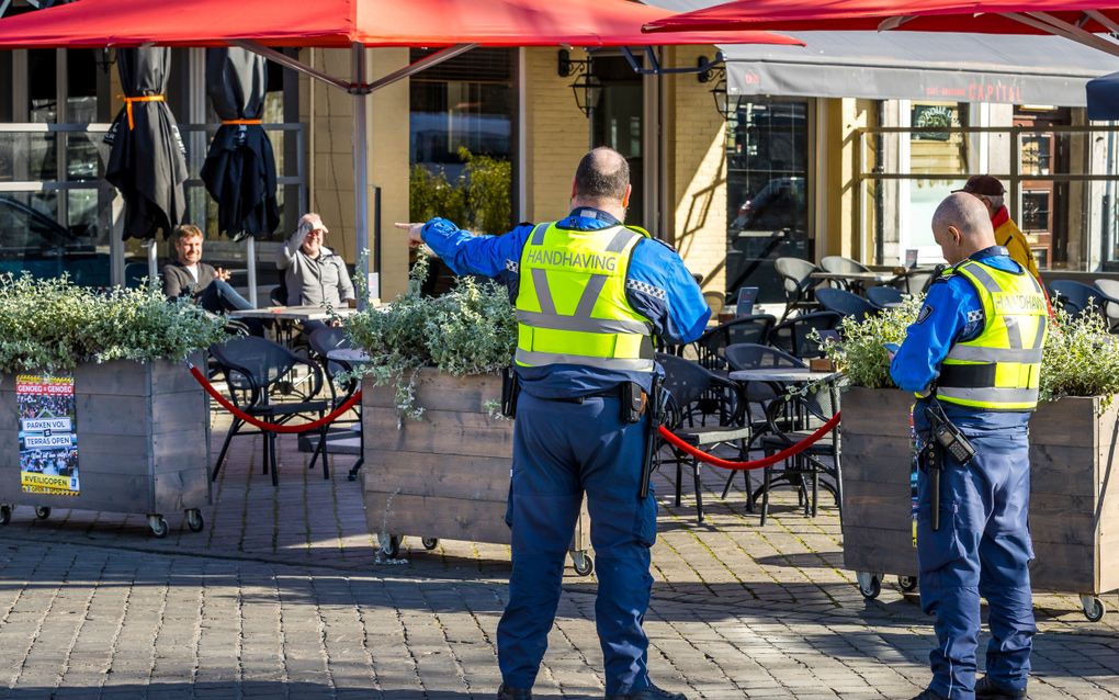 Handhavers in het centrum van Maastricht. beeld ANP, Marcel van Hoorn