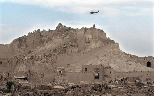 BAM - Een reddingshelikopter vliegt over de verwoeste citadel van Bam. - Foto EPA