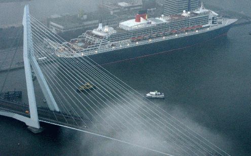 ROTTERDAM - De Rotterdamse Erasmusbrug op het moment dat het grootste cruiseschip ter wereld, de Queen Mary 2, vorige week voorbijvoer. De brug is een kunstwerk en is daarom auteursrechtelijk beschermd, aldus de Stichting Beeldrecht in Amsterdam. - Foto A