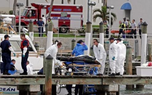 MIAMI - Reddingswerkers op een pier van Miami Beach. Foto EPA