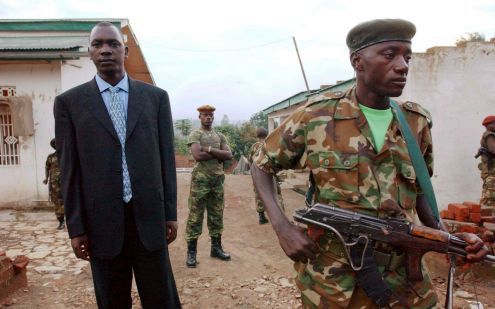 BUNIA â€“ Thomas Lubanga in 2003 voor zijn zwaarbewaakte huis in Bunia, de hoofdstad van de Congolese provincie Ituri. Deze week werd de militieleider als eerste verdachte voorgeleid aan het Internationaal Strafhof in Den Haag. Foto ANP