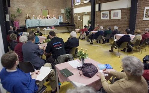 ROTTERDAM – In Rotterdam had zaterdag een symposium plaats over ”Geloof en twijfel”. Ds. P. J. de Jong, hervormd predikant te Rotterdam, heeft de indruk dat er tegenwoordig met twijfel wordt gekoketteerd. „Ga alsjeblieft aan het werk – tenzij de twijfel z