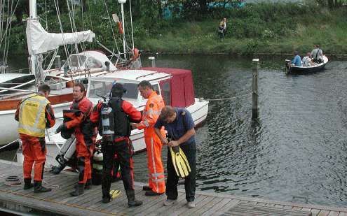 ARNEMUIDEN - Brandweerduikers zochten maandag met man en macht naar het ene nog vermiste jongetje uit Arnemuiden. - Foto RubenOreel