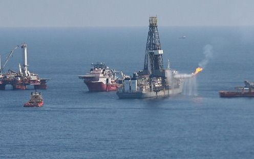 De Britse oliemaatschappij BP vangt veel minder olie op uit het lek in de Golf van Mexico dan verwacht. Foto EPA