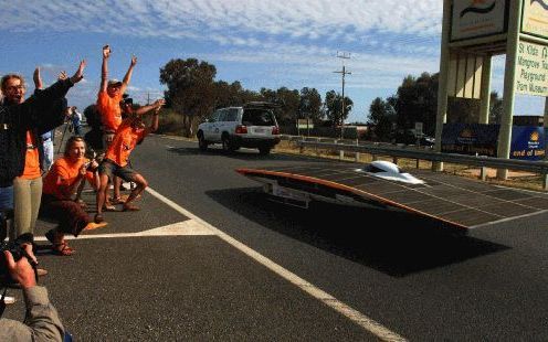 ADELAIDE â€“ Nederlanders juichen als â€˜hun’ zonnewagen Nuna II passeert. Het voertuig arriveerde woensdag als eerste in de Australische stad Adelaide na een wedstrijdrit van ruim 3000 kilometer. Het futuristische voertuig haalde een gemiddelde snelheid 