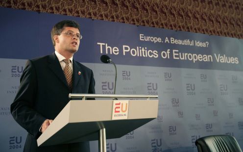 DEN HAAG â€“ Premier Balkenende drukte een persoonlijk stempel op het Nederlandse EU voorzitterschap door een vijftal conferenties over Europese waarden te laten organiseren. „Als je dit onderwerp als voorzitter op de agenda hebt weten te krijgen, dan doe