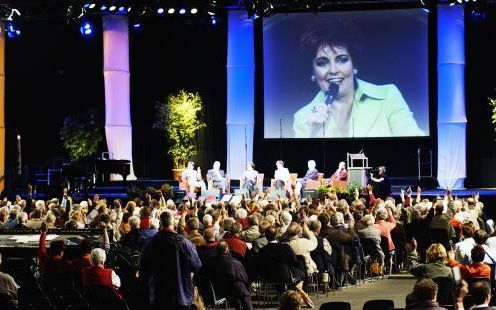 ZWOLLE â€“ Debatten, muziek, lezingen en theater â€“ het was er zaterdag allemaal tijdens de Kerkendag in de Zwolse IJsselhallen. Op het beeldscherm Jacobine Geel, die de dag presenteerde. Foto Dick Vos