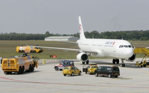 EINDHOVEN - Een vliegtuig van de Turkse maatschappij Onur Air lekte woensdag bij de start van de vlucht van Eindhoven naar Antalya kerosine. Alle 138 passagiers en de bemanning hebben de Airbus via de gewone uitgang kunnen verlaten. Foto ANP