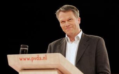 UTRECHT - PvdA-leider Wouter Bos wordt na zijn bekendmaking beschikbaar te zijn als premier stormachtig toegejuicht door het congres, waar onder anderen oud-premier Kok aanwezig was. De PvdA nam zaterdag afscheid van Koole. Voormalig europarlementarier Mi