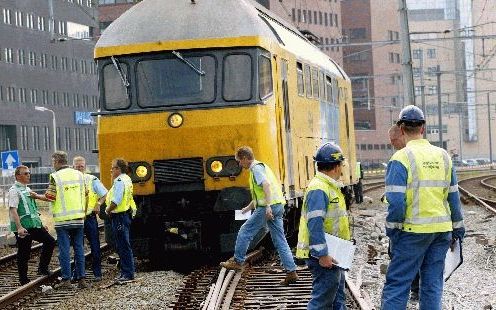 AMERSFOORT - Een trein naast de rails. Een passagierstrein botste woensdag bij station Amersfoort zijdelings tegen een andere personentrein. Er vielen geen gewonden. Beide treinen ontspoorden. Donderdag ondervond het treinverkeer nog hinder van het ongelu