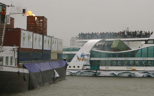 ROTTERDAM - Een grote crisisoefening, met de naam Voyager, vindt woensdag plaats in en rond de Rotterdamse haven. Tijdens de oefening wordt gespeeld dat er een ongeval plaatsvindt waarbij veel slachtoffers betrokken zijn. Tegelijkertijd kent de oefening e