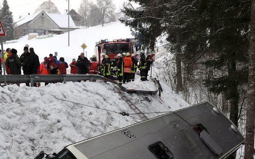 Een volgeladen schoolbus is dinsdagmorgen in het zuiden van Duitsland naar beneden gestort. Foto EPA