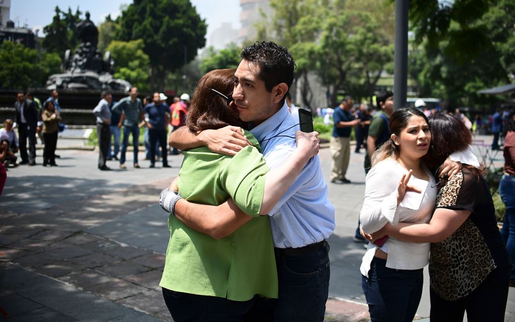 Mensen op straat in Mexico Stad na de krachtige aardbeving. beeld AFP