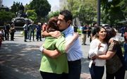 Mensen op straat in Mexico Stad na de krachtige aardbeving. beeld AFP