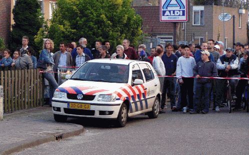 TIEL â€“ Bij een schietpartij in Tiel kwamen vier mensen om het leven. De politie hield massaal toegestroomde belangstellenden op ruime afstand van het winkelcentrum waar de schietpartij zich voordeed. Foto ANP