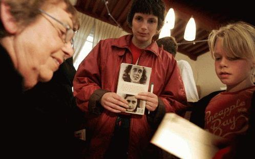 AMSTERDAM - Jacqueline van Maarsen, een vroegere vriendin van Anne Frank, vertelde zaterdag in het Anne Frank Huis in Amsterdam aan kinderen over haar vriendschap met Anne. Het Anne Frank Huis stelde zaterdag enkele ruimten die normaal niet voor het publi