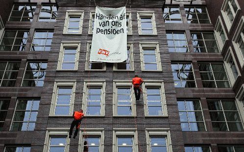 AMSTERDAM - FNV Bondgenoten voerde maandag actie bij pensioenfonds Achmea in Amsterdam tegen de kabinetsplannen voor het prepensioen. - Foto ANP