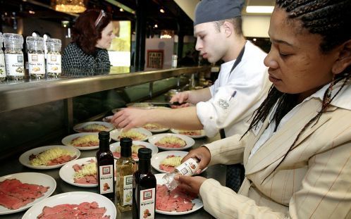 AMSTERDAM â€“ Ontwikkelingsgroothandel Fair Trade brengt zijn „eerlijke” producten vanaf nu ook in de supermarkt aan de man. Tot voor kort vonden ze alleen via Wereldwinkels en Fair Tradeshops de weg naar het publiek. Foto ANP