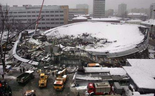 MOSKOU â€“ De donderdagochtend ingestorte markthal in Moskou. Bij het drama in de Russische hoofdstad kwamen zeker 56 mensen om het leven. De zoektocht naar overlevenden is inmiddels gestaakt. Foto EPA