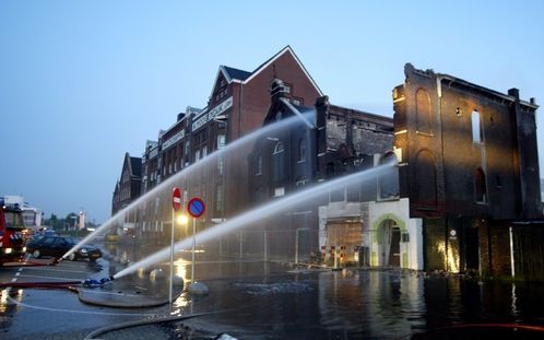 VLAARDINGEN â€“ Een gebouw in Vlaardingen, met op de eerste verdieping een Turks gebedshuis, is zaterdagmorgen in vlammen opgegaan, nadat het vrijdagavond ook al in brand had gestaan. Hoewel de politie brandstichting niet uitsluit, heeft zij geen aanwijzi