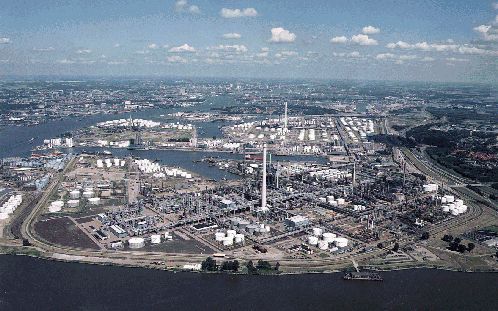 ROTTERDAM - Shell is al een eeuw nadrukkelijk aanwezig in Rotterdam. Het groeiende concern heeft Pernis volledig in de schaduw gezet. Donderdag vierde de oliemaatschappij haar honderdjarig bestaan. - Foto Shell